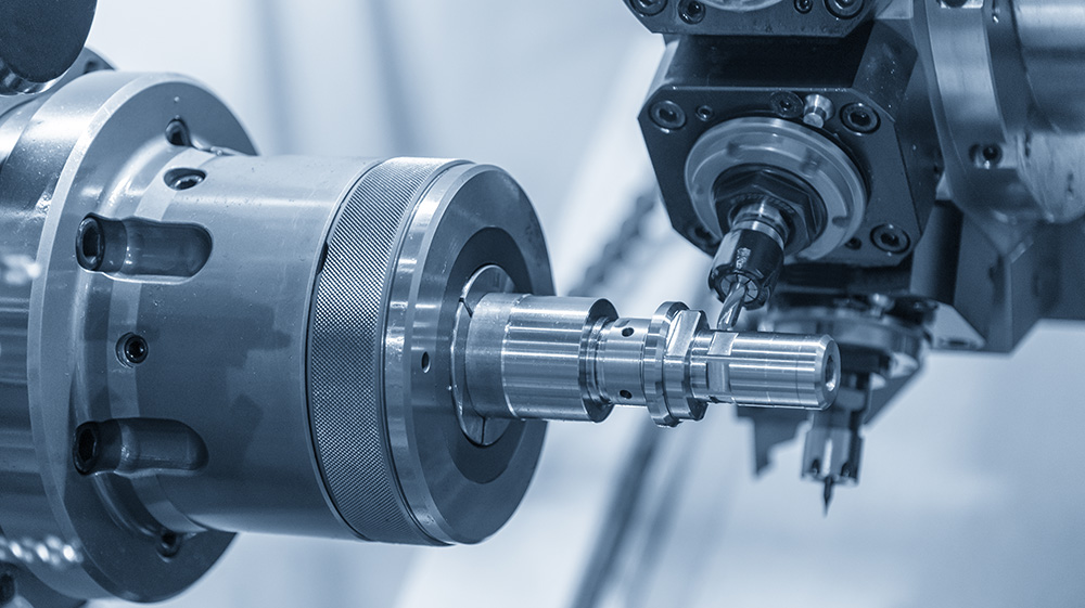 Die Drehfräsmaschine schneidet Nut an der Metallwelle.Der High-Tech-Teile-Fertigungsprozess durch CNC-Drehmaschine.